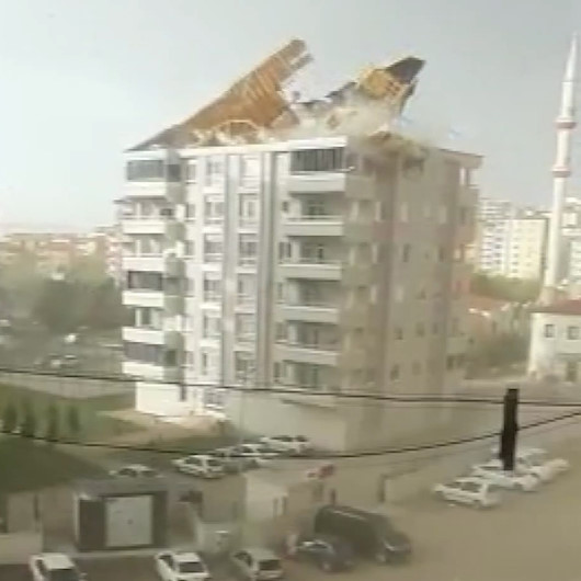 Gaziantepte fırtınanın uçurduğu çatı çocukların oynadığı alana düştü: O anlar kamerada